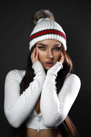 Zimowa czapka z pomponem biała Donna Moda